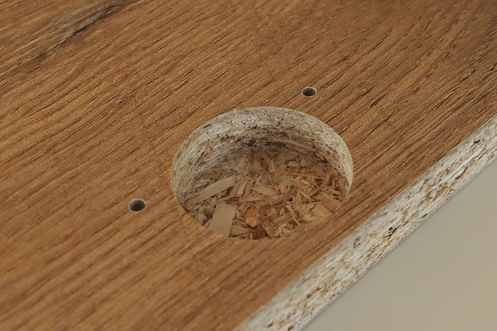 Frezownie w płycie laminowanej pod osadzenie zawiasu