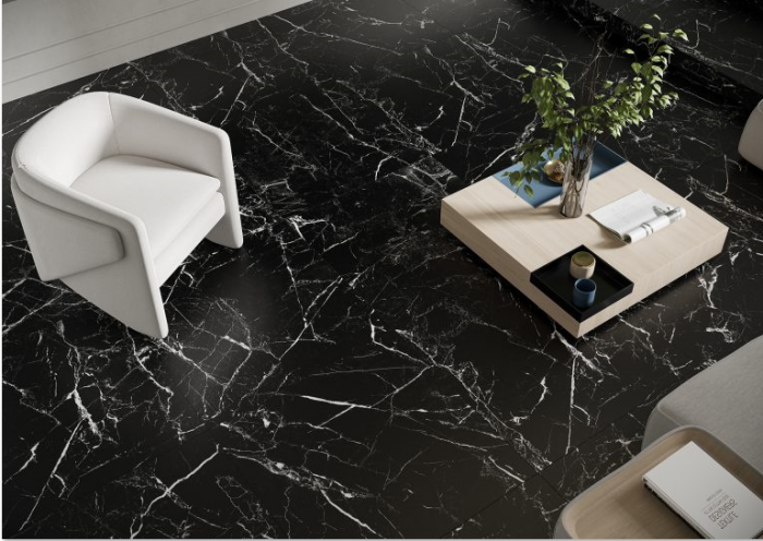 Thassos Marmo – płytki o białej powierzchni z dynamicznymi żyłkami w odcieniach szarości