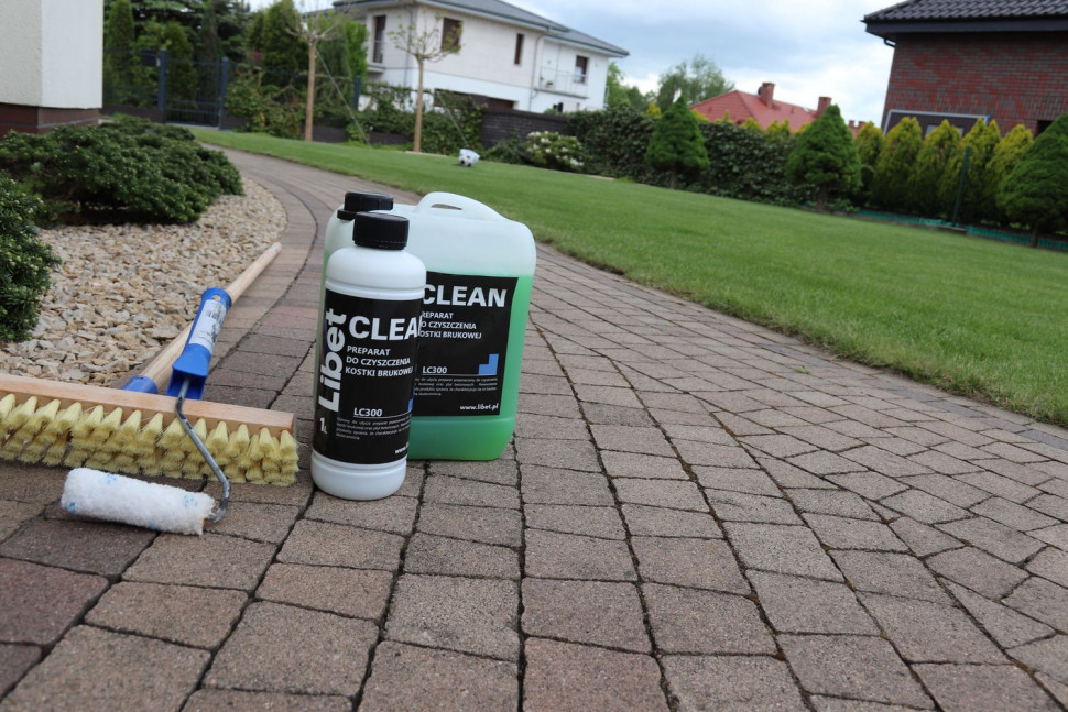 Regularne czyszczenie betonu pozwala zapobiec wniknięciu brudu w jego strukturę