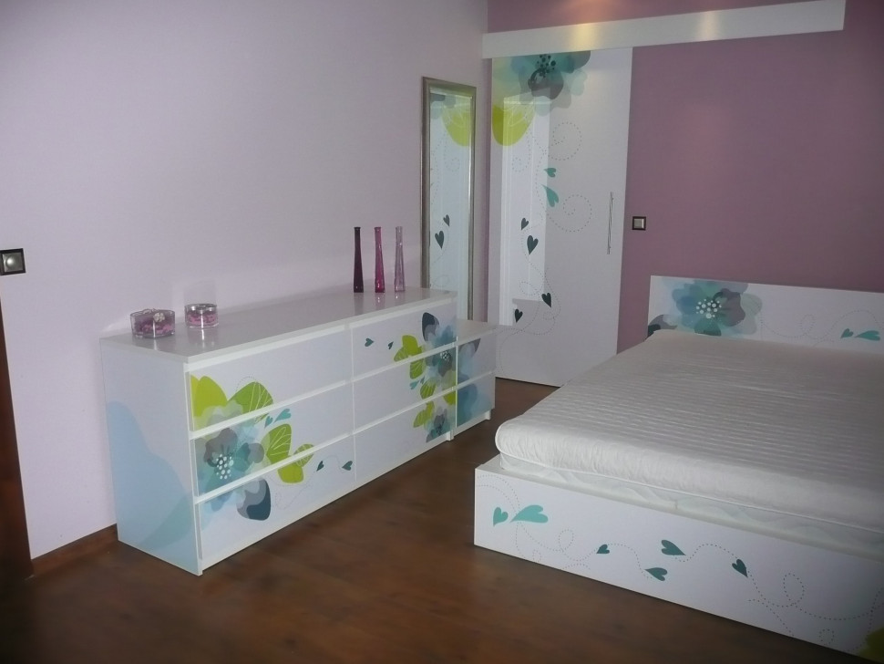 Meble w sypialni po naklejeniu okleiny