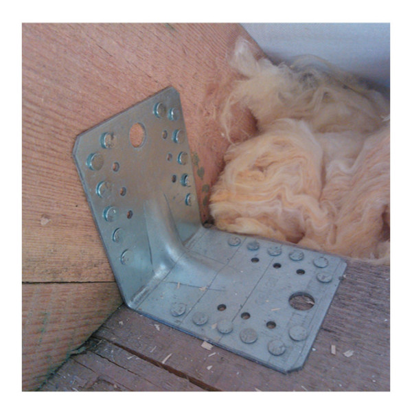 Montaż złącza kątowego za pomocą gwoździ papowych