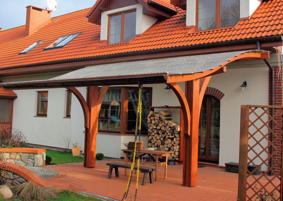 Efektowna konstrukcja zadaszenia tarasu z drewna gięto-klejonego