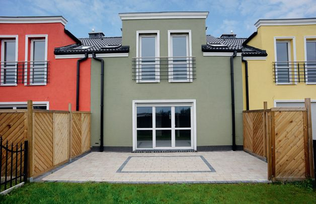 Stolarka pełni ważną funkcję architektoniczną, zatem wybierając okna trzeba zwrócić uwagę zarówno na parametry wpływające na komfort mieszkania, jak i ich estetykę