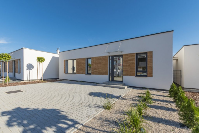 Płytki Timber na wypełnieniach przestrzeni między oknami