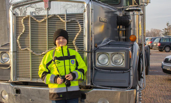 Igor Michalski na tle zabytkowej ciężarówki Pozbruku i Scalmidu