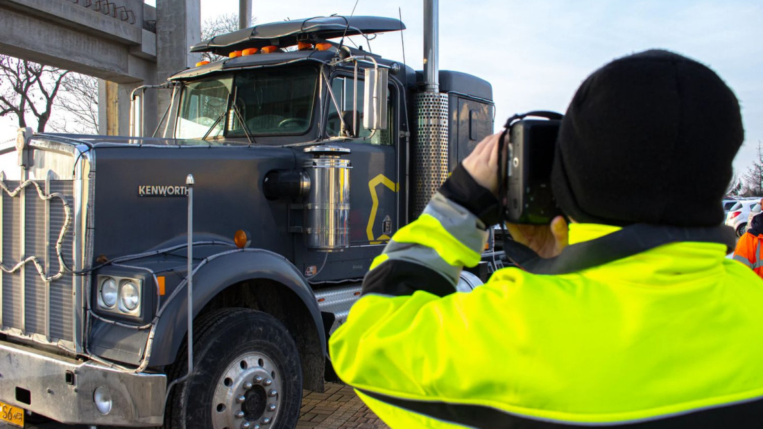 Zabytkowa ciężarówka, jedna z reklamowych wizytówek Pozbruku, w obiektywie Truck Spottera