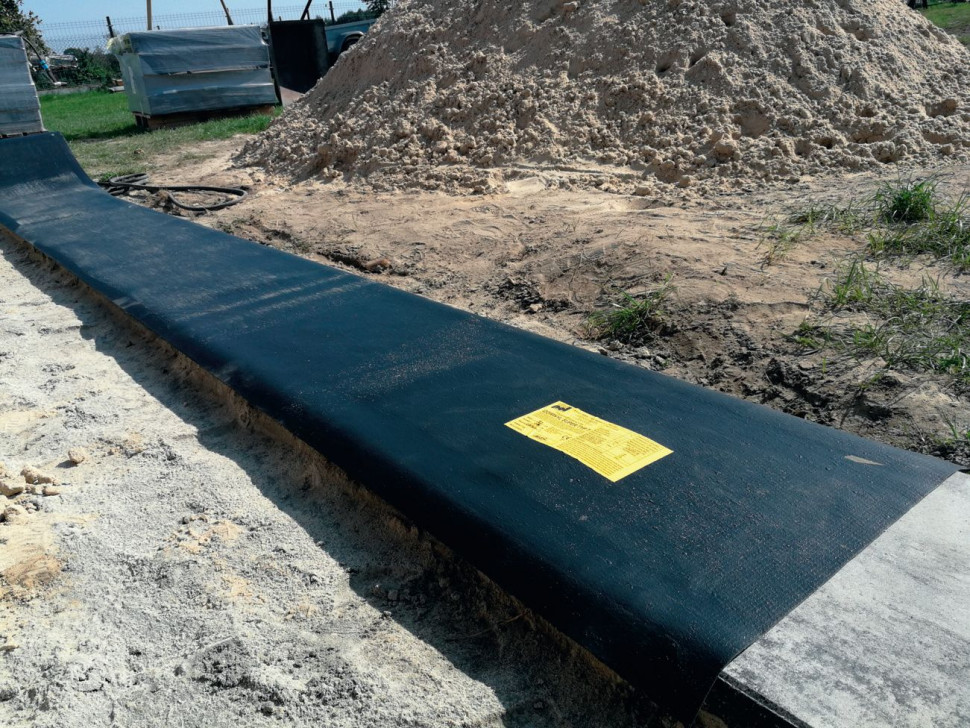 Izolacja przeciwwilgociowa umieszczona na zwieńczeniu ścian fundamentowych