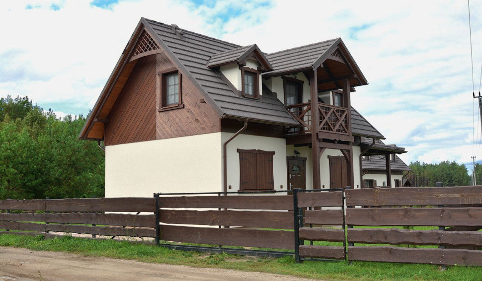 Dom pokryty blachodachówką imitującą tradycyjne gonty