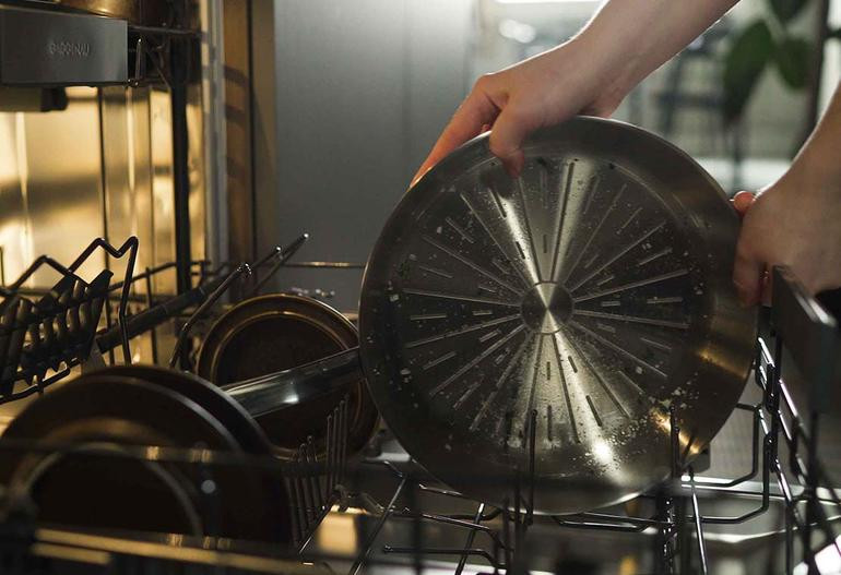 Patelnie niepowlekane - aluminiowe i stalowe - można być ręcznie lub w zmywarce