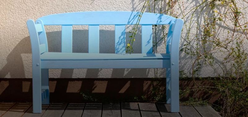 Akrylowe farby do mebli ogrodowych wykonanych z drewna dostępne są w wielu kolorach