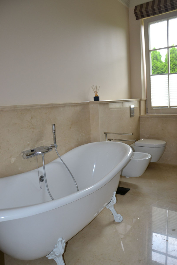 Całą łazienkę wykończono marmurem