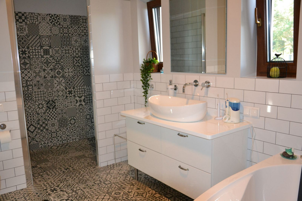 Natrysk z odpływem liniowym jest częścią trzyczłonowej łazienki