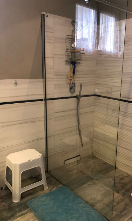 Odpływ ścienny i prysznic typu walk-in