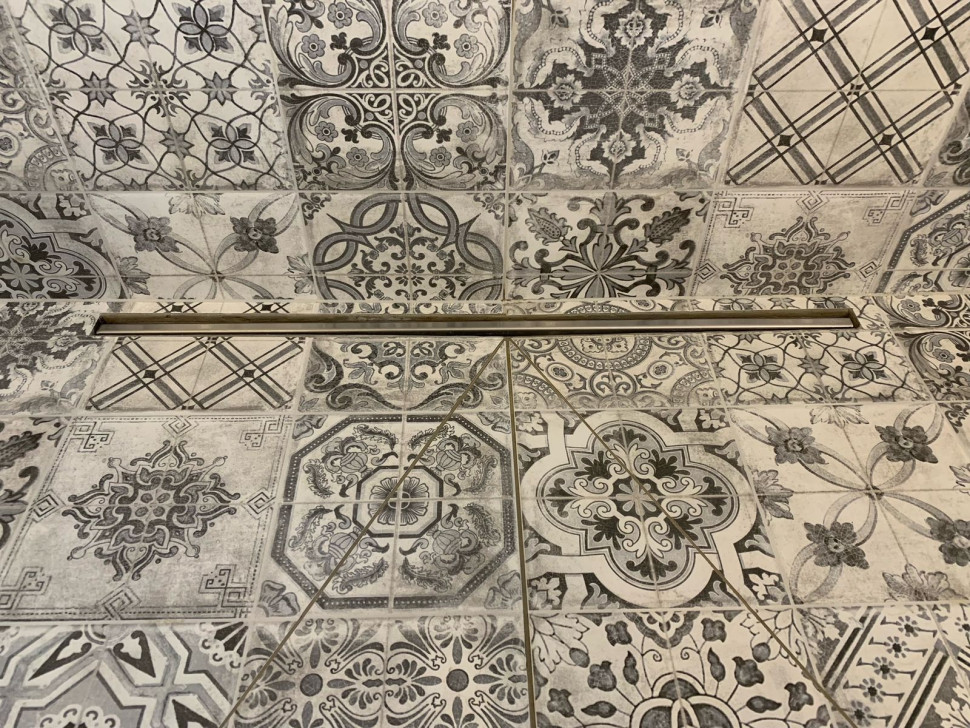 W stronę odpływu o szerokości 80 cm wyprofilowano jednokierunkowy spadek 2,5%