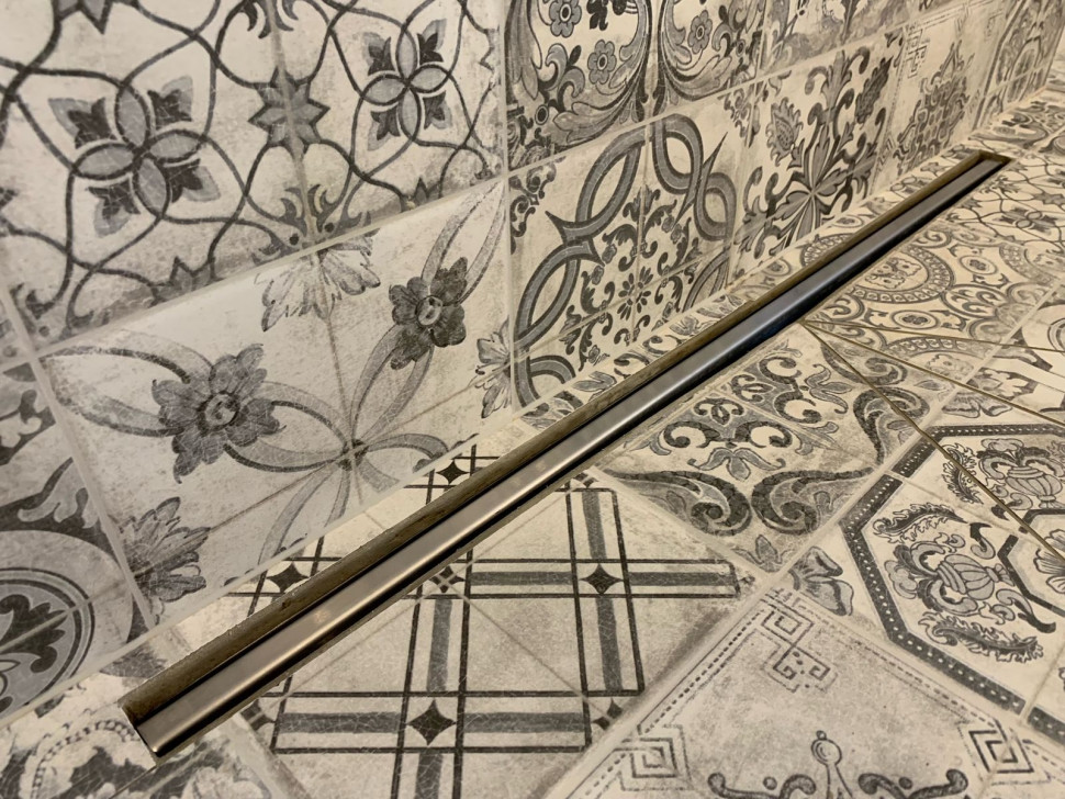 Wąską maskownicą ze stali nierdzewnej łatwo podnosi się haczykiem dołączonym do zestawu