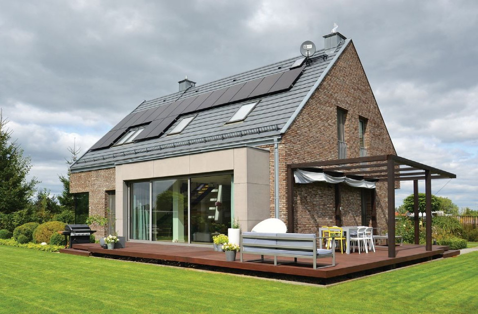 Narożny taras (60 m2), na który można wyjść przez okna tarasowe w jadalni oraz salonie