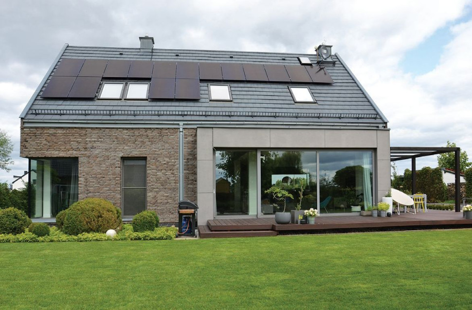 Ogniwa fotowoltaiczne na południowej połaci dachu