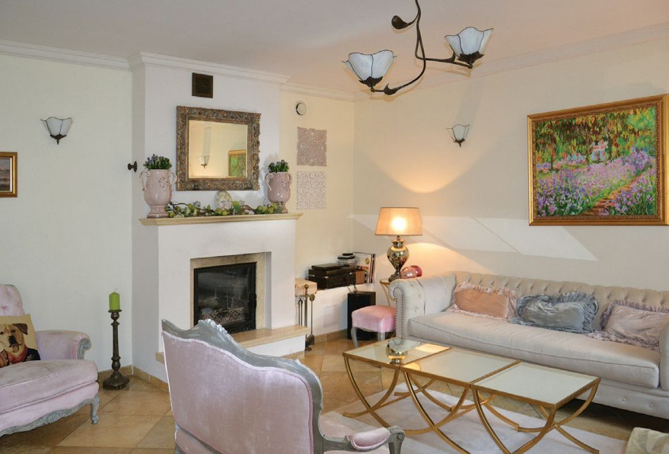 Salon z meblami w pastelowych kolorach