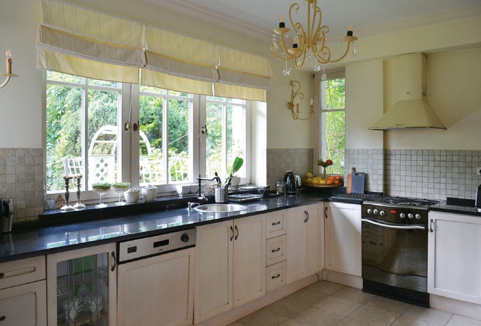 Blat kuchenny z granitu, meble kuchenne w pastelowych kolorach