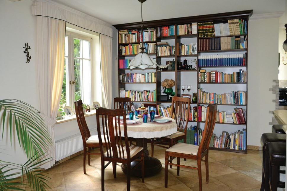 Posadzkę na parterze (bez ogrzewania podłogowego) właściciele wykończyli płytami z gresu w beżowym kolorze (te na piętrze deskami sosnowymi)