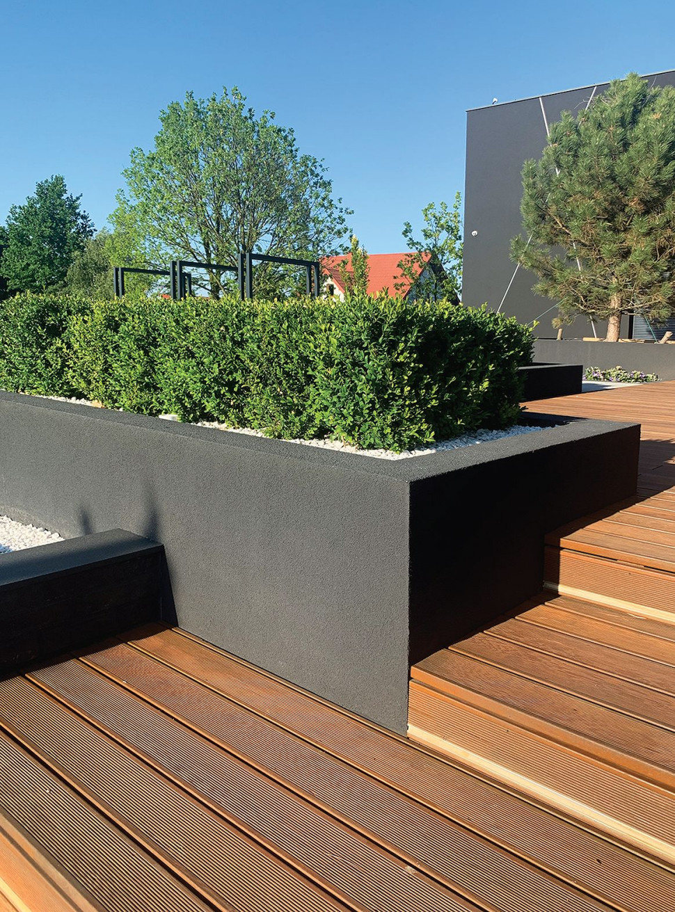 Krawędź tarasu i donice z roślinami