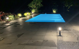 Nowoczesny ogród z basenem zaprojektowany przez architekta krajobrazu