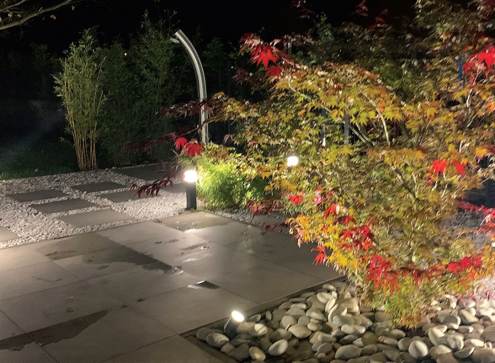 Zewnętrzny prysznic w strefie kąpielowej ogrodu