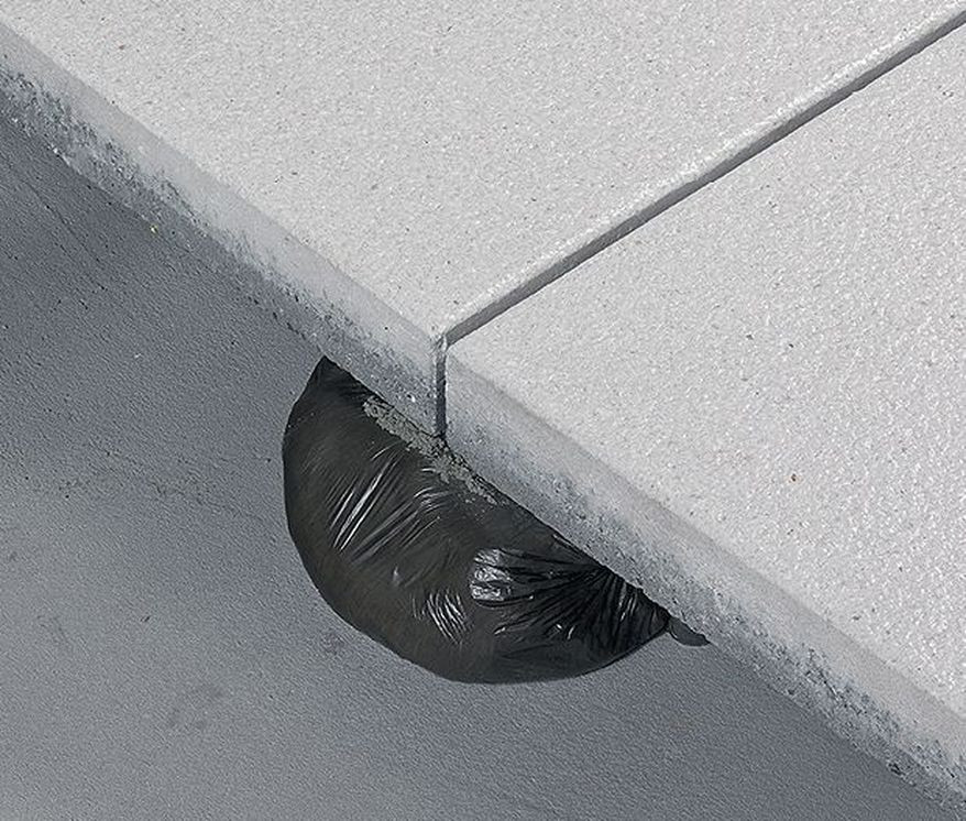 Płyty oparte na woreczkach wypełnionych zaprawą