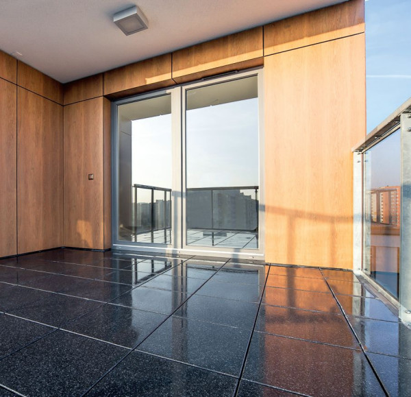 Płyty z betonu szlachetnego na tarasie