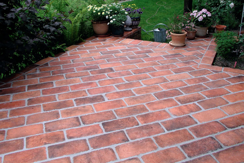 Taras o nawierzchni z cegieł