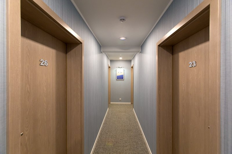 Pionowe pasy na ścianach optycznie podwyższają pomieszczenie