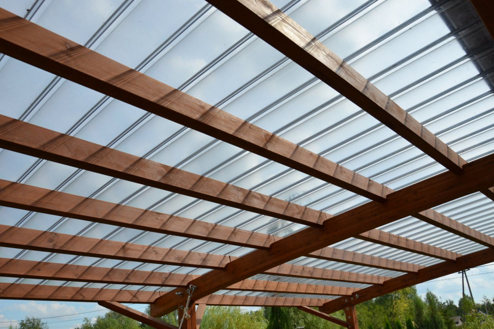 Dach w łukowatym kształcie, wykonany z drewna i przezroczystych płyt poliwęglanu, dobrze chroni przed deszczem (i można po nim chodzić)