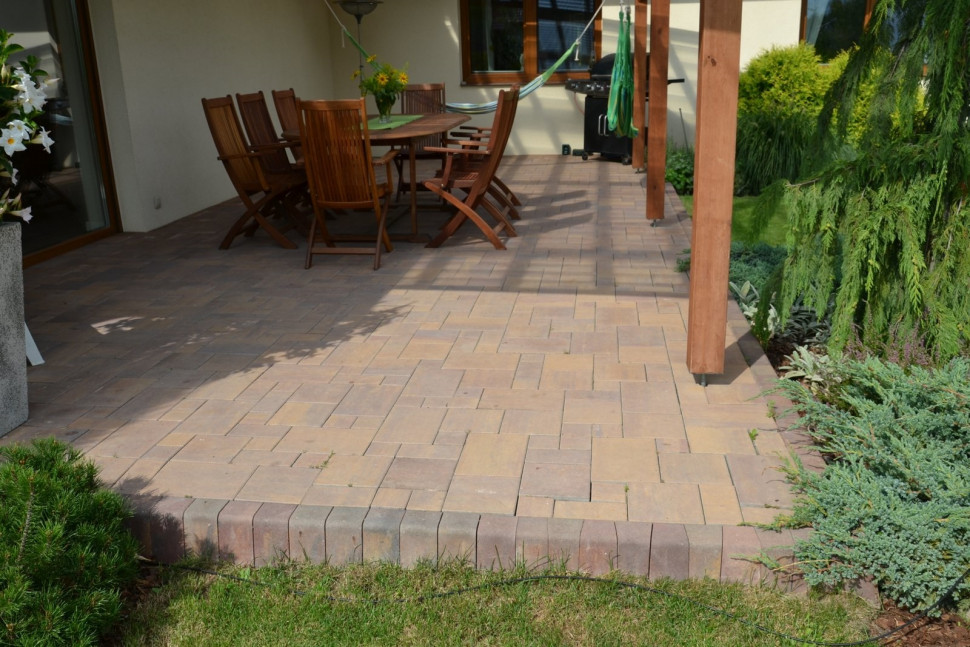 Cieniowana kostka betonowa ma grubość 6 cm i 6 różnych rozmiarów. Na obrzeżach osadzono gotowe kształtki