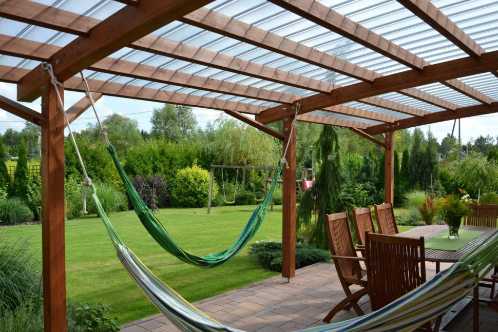 Hamaki na zadaszonym tarasie