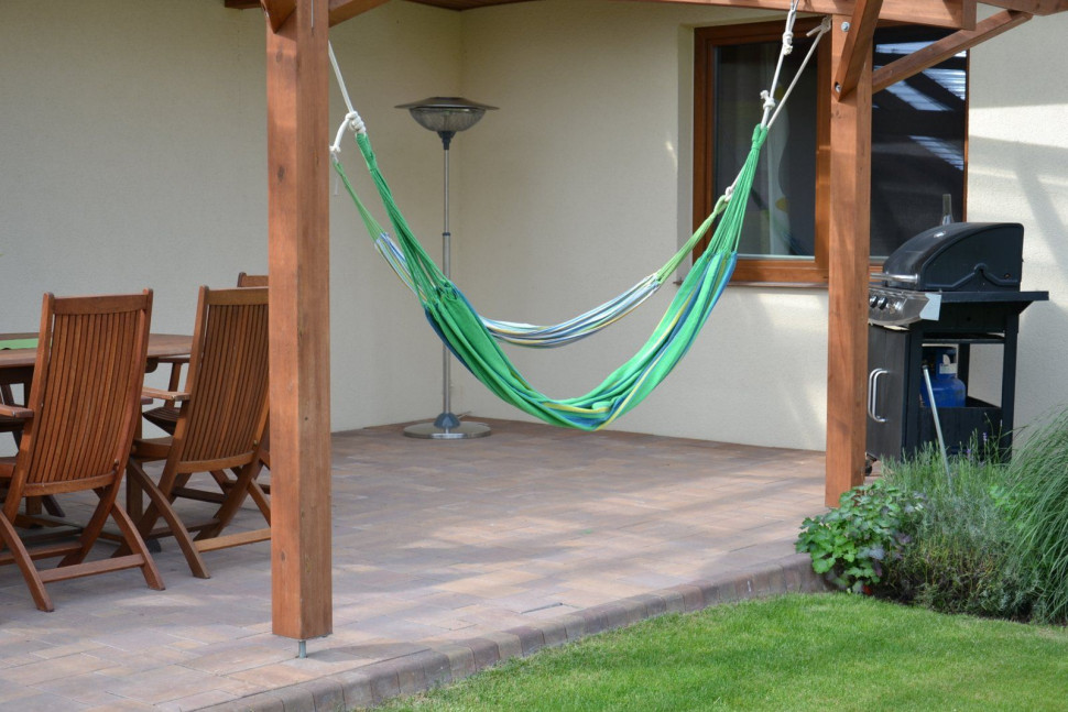 Hamaki na zadaszonym tarasie