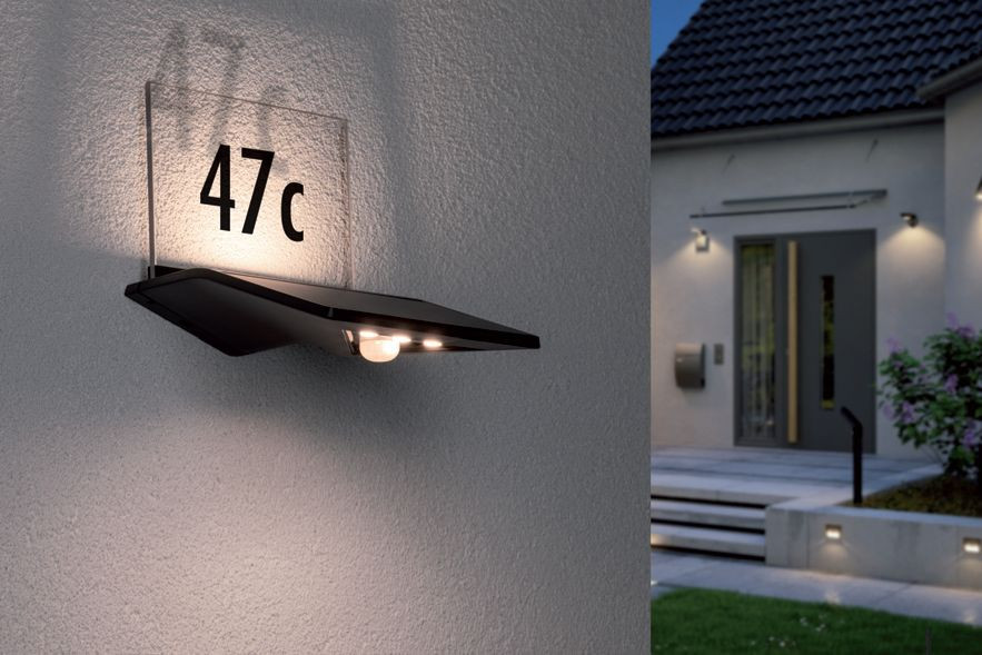 Solarny kinkiet podświetlający numer domu