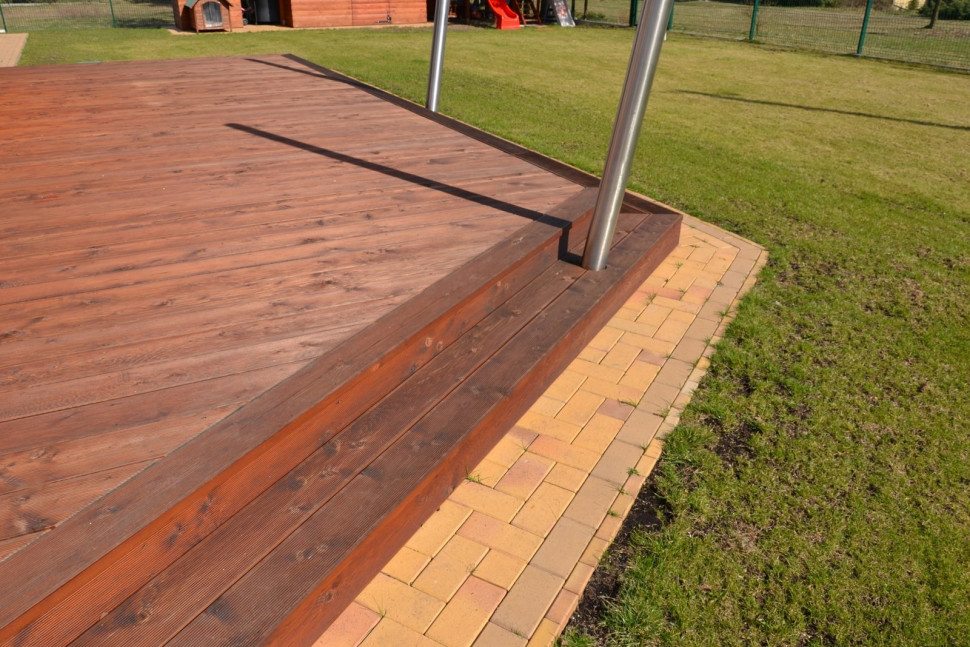 Na schodach Marcin zamontował stalowe słupki do żagla i hamaka, a do podbitki pod dachem - uchwyty do linek