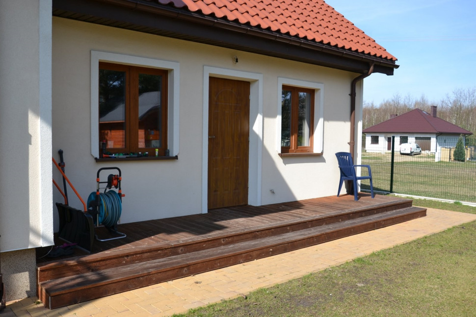 Za garażem powstał mniejszy podest o wym. 1,2 x 7 m.