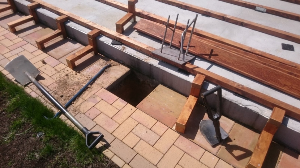 Prace rozpoczęły się od zbicia z legarów konstrukcji pod schody, a następnie rozstawienia na betonowej płycie