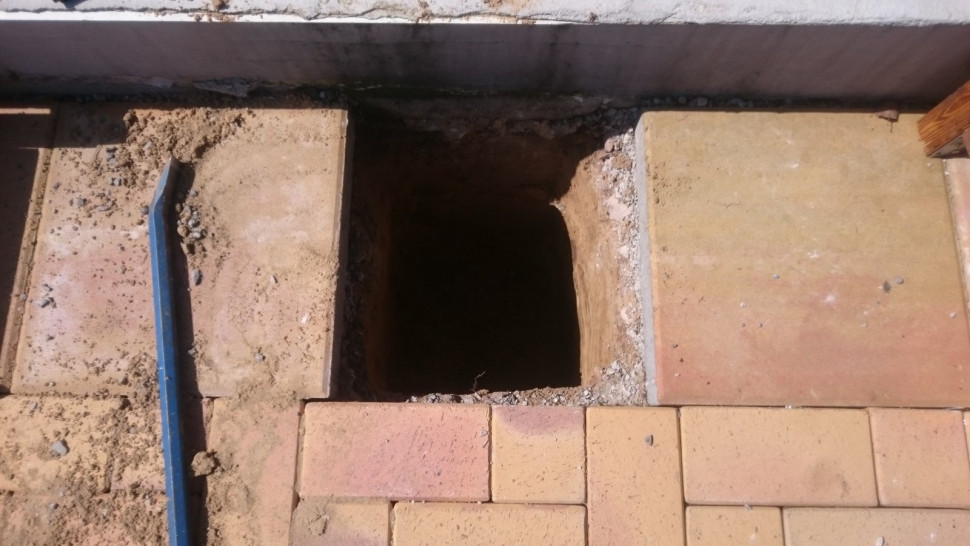 Prace rozpoczęły się od zbicia z legarów konstrukcji pod schody, a następnie rozstawienia na betonowej płycie