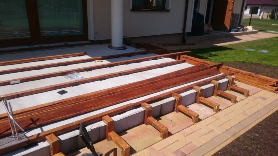 Układanie legarów pod główny podest