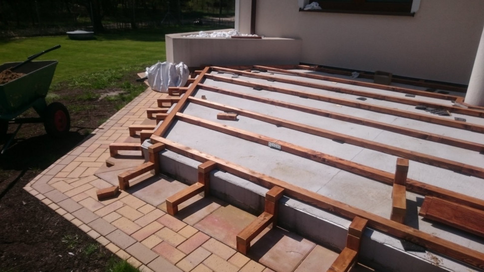 Układanie legarów pod główny podest