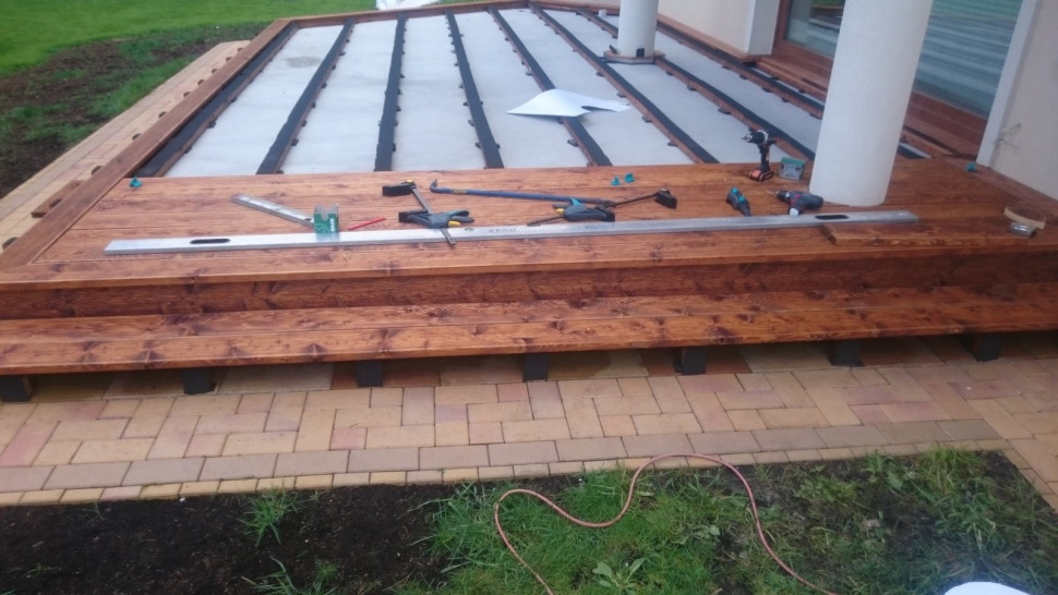 Układanie legarów na elastycznych podkładkach ze sprasowanego tworzywa sztucznego