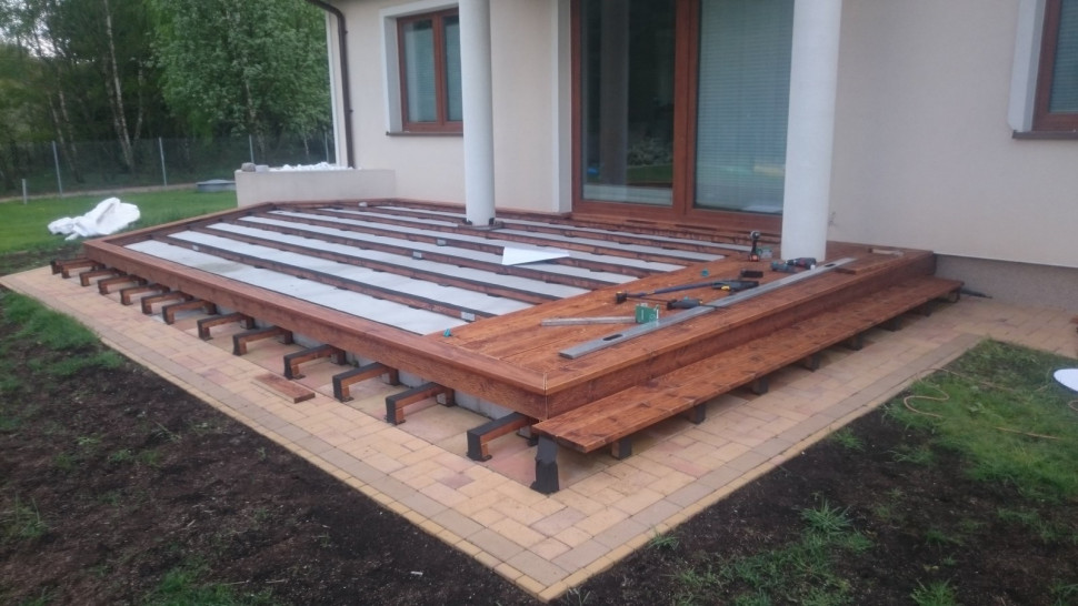 Układanie legarów na elastycznych podkładkach ze sprasowanego tworzywa sztucznego