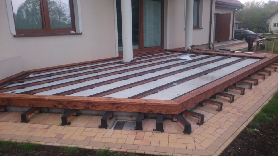 Układanie legarów na elastycznych podkładkach ze sprasowanego tworzywa sztucznego