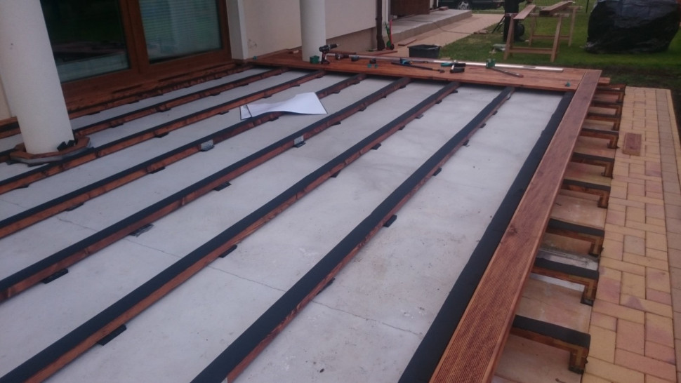 Układanie legarów na elastycznych podkładkach ze sprasowanego tworzywa sztucznego