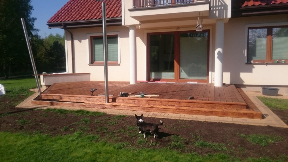 Prace przy układaniu podestu