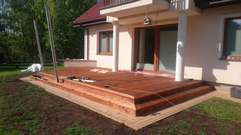 Ułożony podest z długich desek