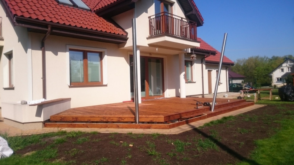 Zamontowane słupki ze stali nierdzewnej pod płócienny żagiel