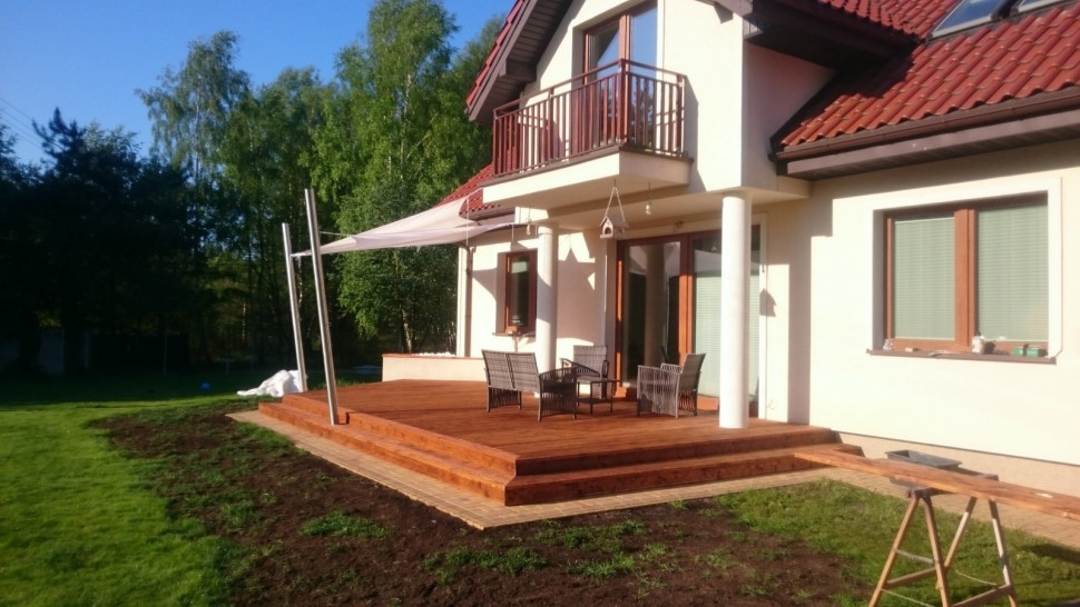 Słupki ze stali nierdzewnej i płócienny żagiel